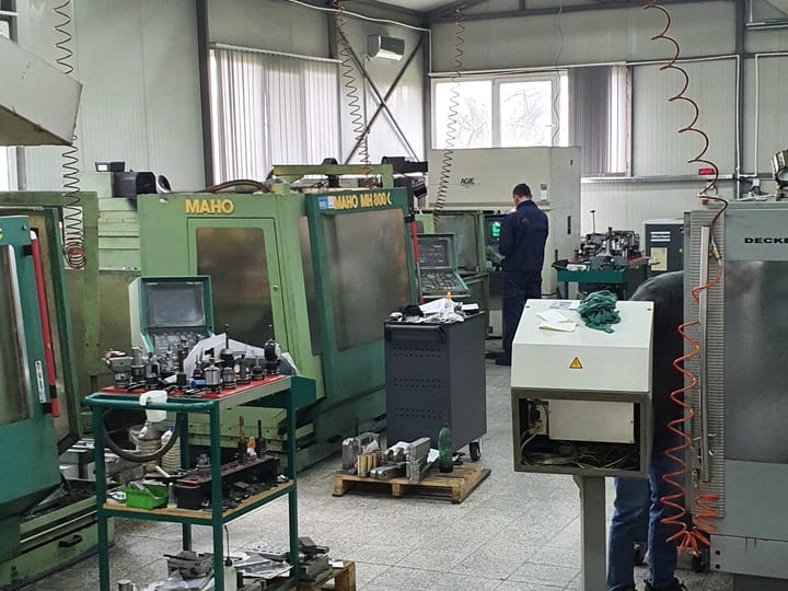 Širok plan hale alatnice sa CNC glodalicama MAHO i radnicima za mašinama (2020).