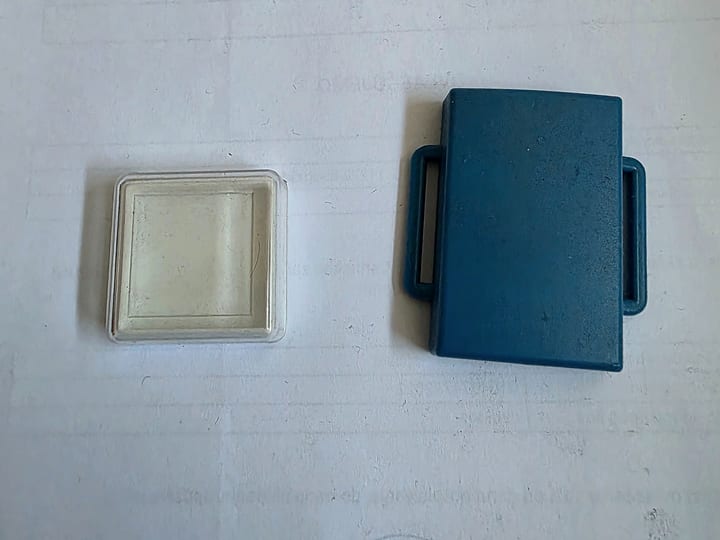 Providna kvadratna plastična kutijica i plavi poklopac sa ušicama.