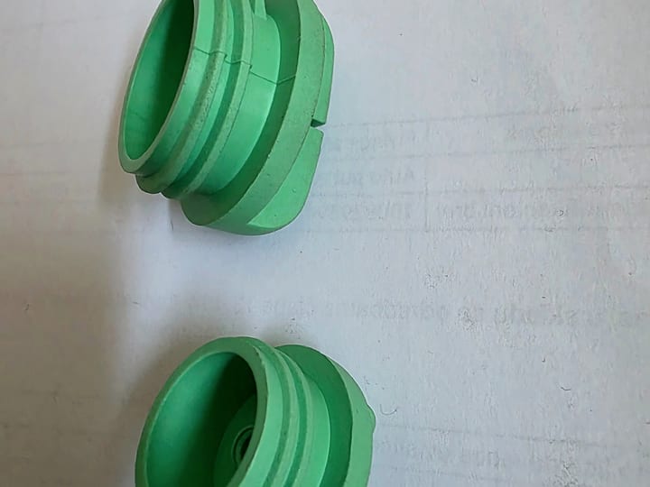 Dva zelena brizgana dela sa rebrastim profilom.