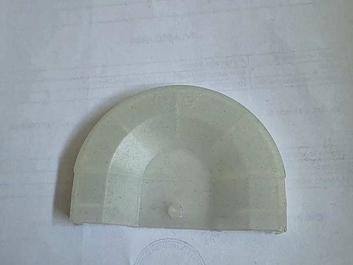 Providan polukružni brizgani plastični deo na papiru sa pečatom M-TOOLS.