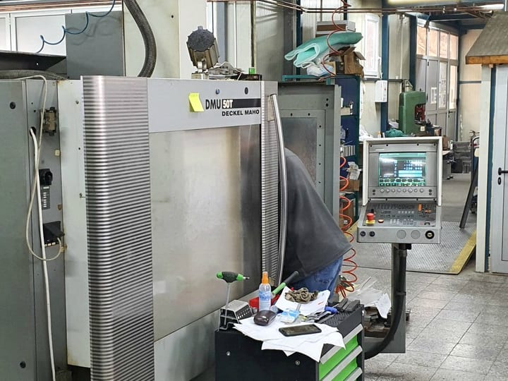 CNC glodalica DECKEL MAHO DMU 50T u hali, sa upravljačkim pultom i operaterom (2020).