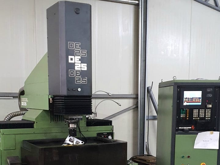 Zeleni erozimat sa elektrodom Deckel DE 25 sa radnim sudom i upravljačkim ormanom (2020).