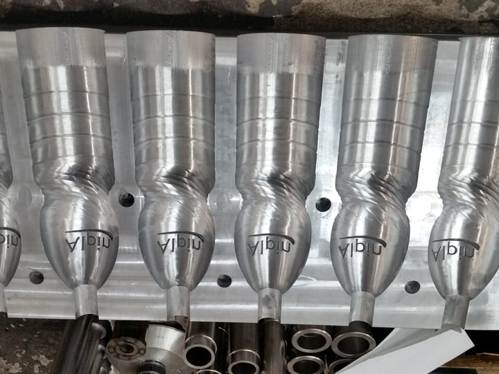 Aluminijumska polovina šestognezdnog kalupa za duvanje sa gravurom u svakom gnezdu (2016).
